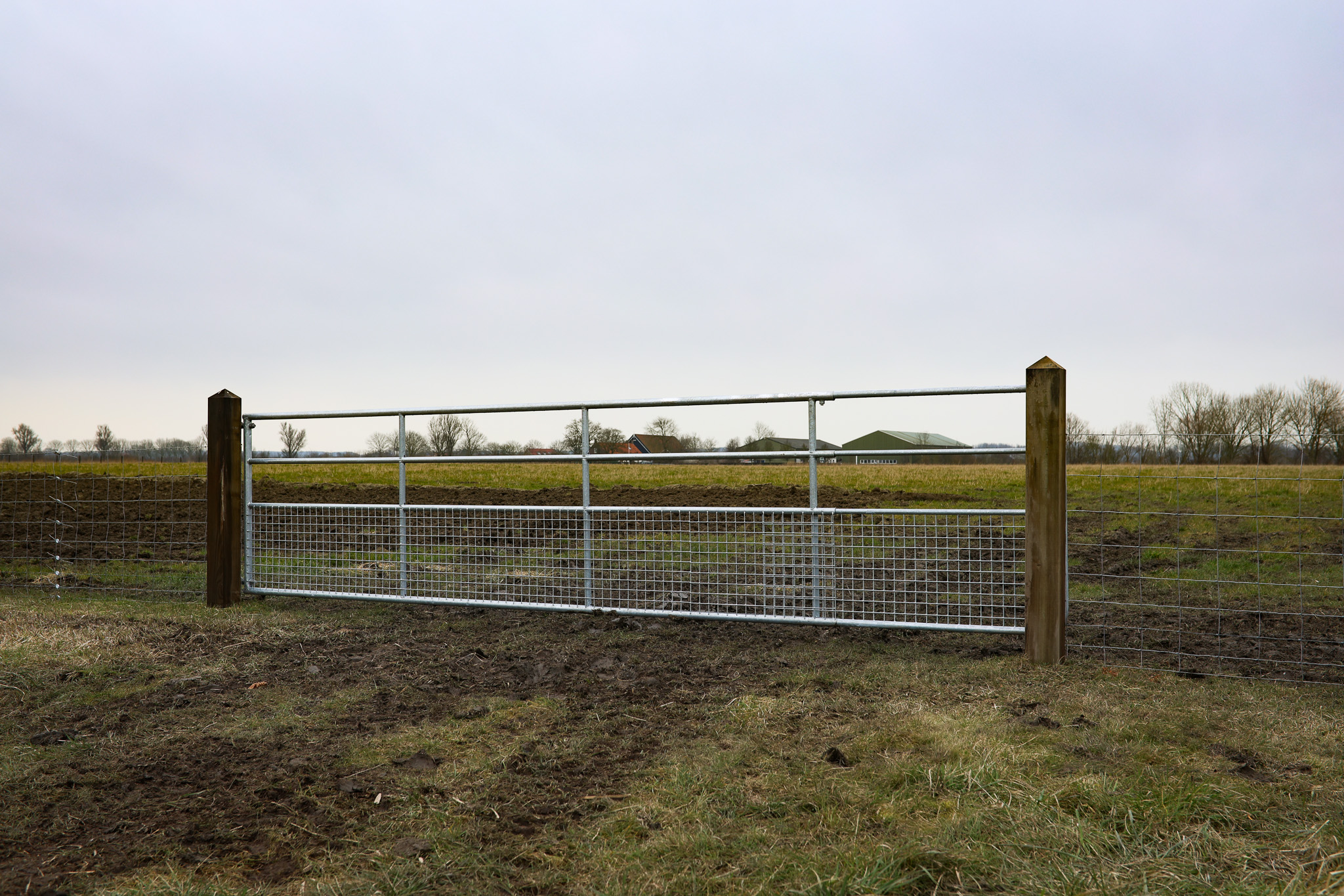 ijzeren poort met gaaspaneel