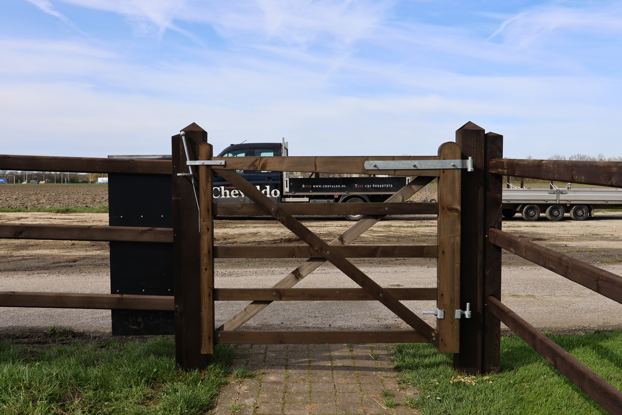 hang- en sluitwerk paardenomheining houten poort weidepoort